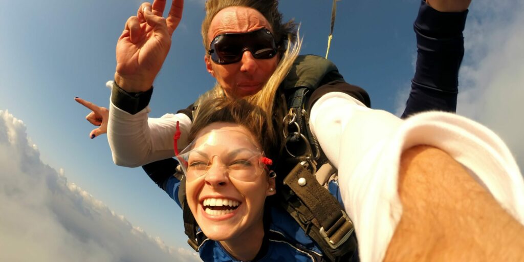 Selfie-Tandem-Fallschirmspringen mit hübscher Frau