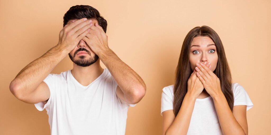 Foto eines jungen Paares, Mann, geschlossene Augen, Frau, die Lippen bedecken, ängstlich, nervös, panisch, scheitern, Fehler, isoliert vor beigefarbenem Hintergrund.