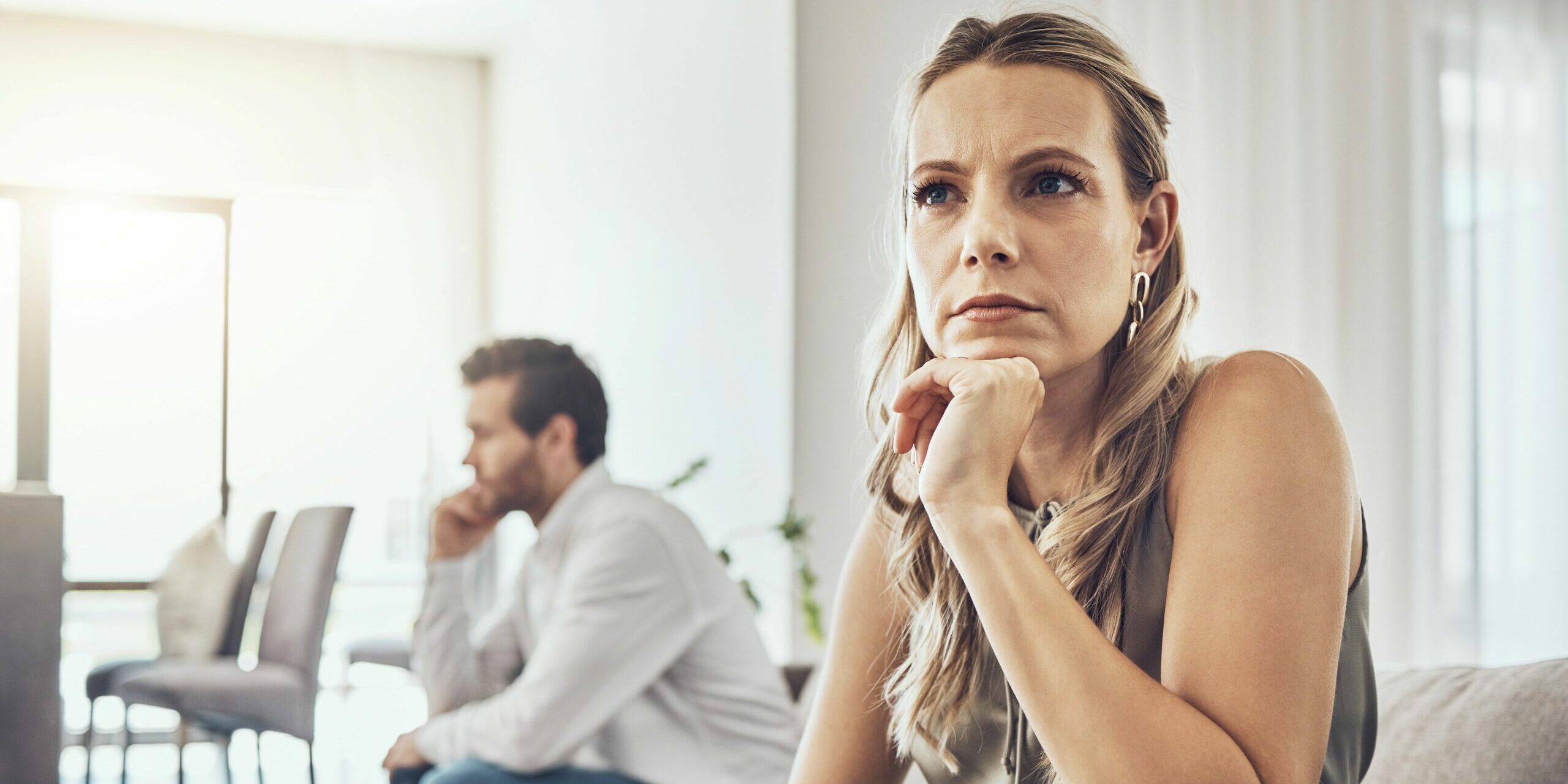 Wütend, ignorierend und paarend auf dem Sofa im Streit, bei Scheidung oder Depression wegen Eheproblemen, Stress und Traurigkeit. Frauen, die mit ihrem Partner denken, scheitern oder Menschen im Wohnzimmer mit Konflikten, Wut und Frustration