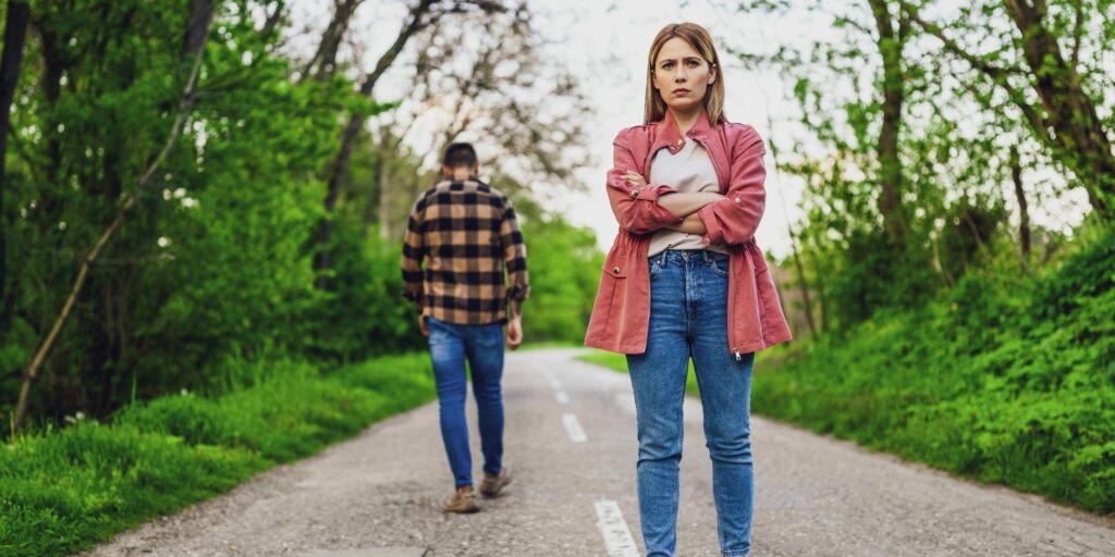 Das Paar hat Schwierigkeiten in seiner Beziehung. Mann verlässt seine Frau nach einem Streit. Konzeptionelles Bild.