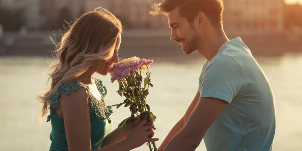 Mann schenkt seiner Freundin Blumen